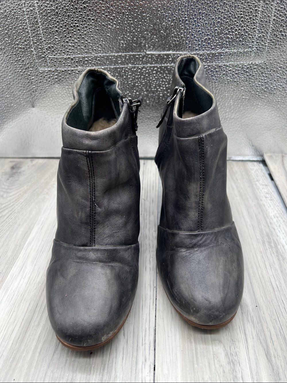 UGG Womens Size 8.5 M Gray Leather Wedge Zip Ankle Fashion Boots Bootie